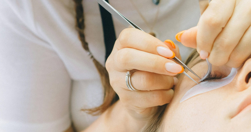 許多女生都會到美睫店做睫毛管理。（示意圖／pexels）