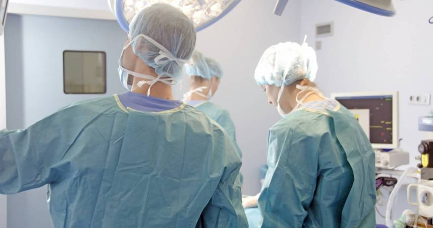 美國一名男子史蒂芬每次手術麻醉醒來都能用流利的西班牙語交談。（示意圖／photoAC）