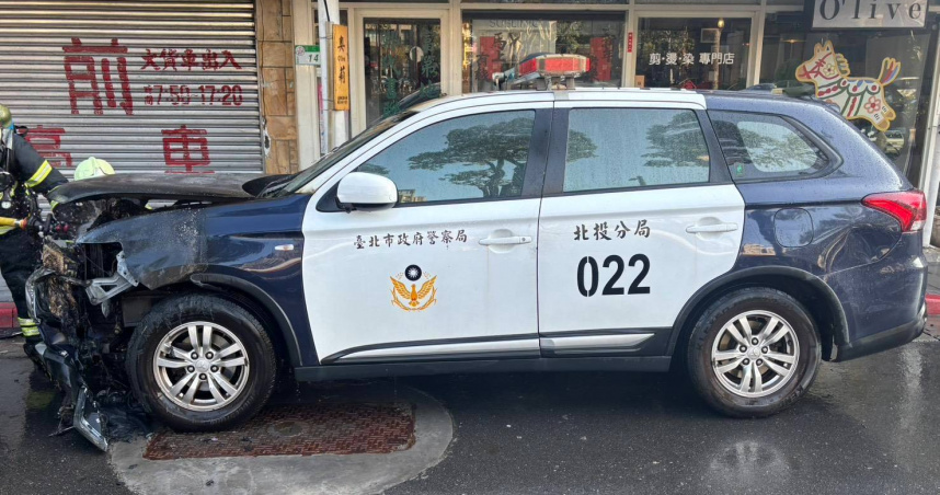 北市北投分局警車因故障停在路邊等候拖吊，未料車頭卻突然冒火。（圖／翻攝畫面）