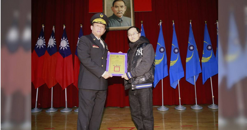 北市熱心民眾梁文銓先生去年緊急撲滅張文縱火燃燒機車，未讓火勢擴大燃燒，北市消防局11日公開表揚。（圖／翻攝畫面）