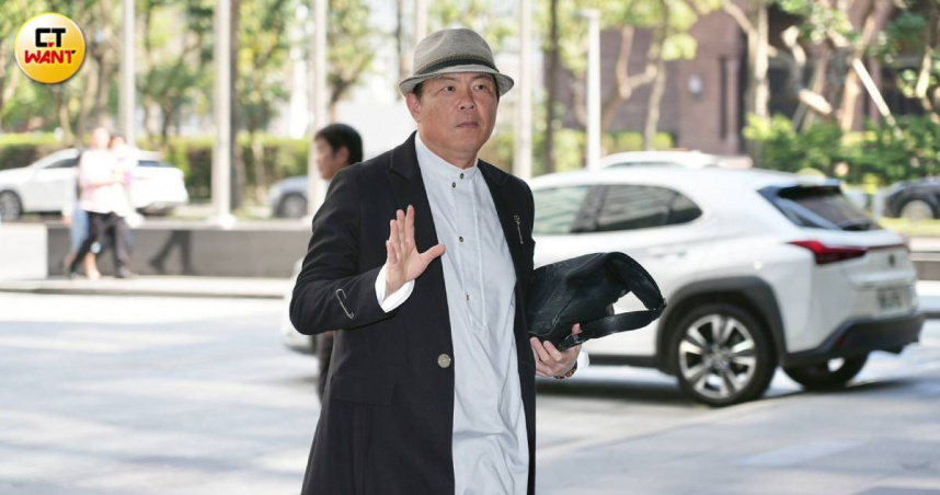 曾國城準備萬元禮金到場祝賀，笑說「希望這是最後一次」。（圖／蘇聖倫攝）