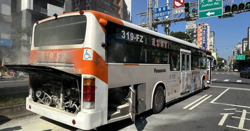 首都客運「紅7」路公車2月15日上午在台北市士林區行駛途中，車尾引擎室冒出濃煙。（圖／翻攝畫面）