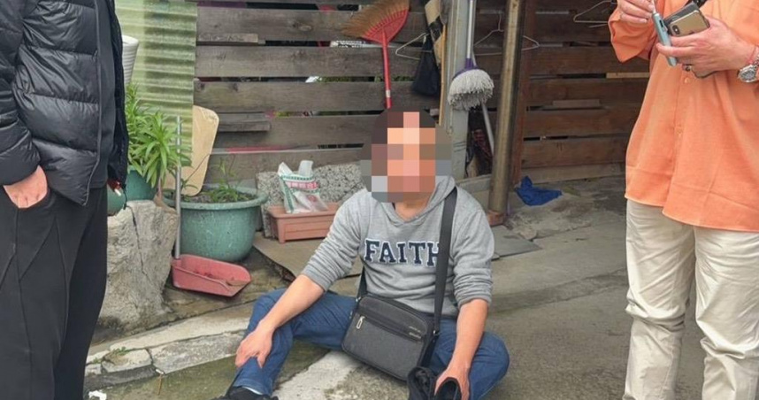 苗栗大湖警方1日前往桃園拘捕葉姓盤商到案，偵辦草莓收購詐騙案。（圖／翻攝畫面）