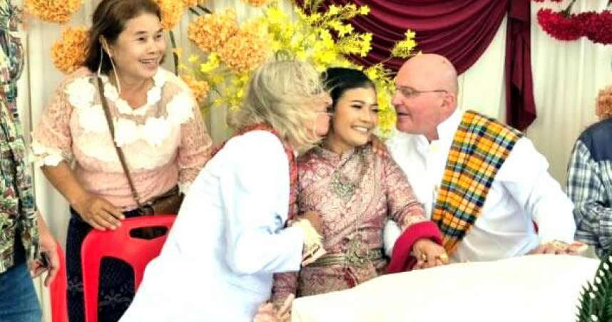 泰國布里蘭府一名新娘同時與兩名來自奧地利的男子結婚，婚禮畫面在網路引發討論。（圖／翻攝自X，@ThaiExaminer）