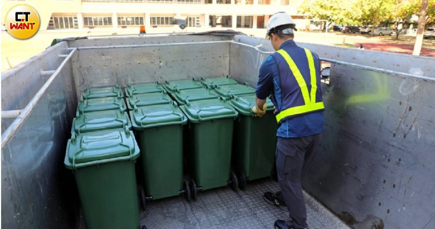 新竹市不少社區自行找民間清潔公司清運垃圾，如今卻因為「廚餘禁養豬」搞得處理費翻倍。圖非當事清潔隊。（示意圖／周志龍攝）