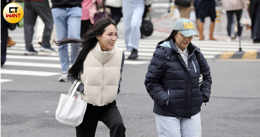 今天北台偏涼微冷，中南部日夜溫差大，提醒民眾注意保暖。（示意圖／方萬民攝）