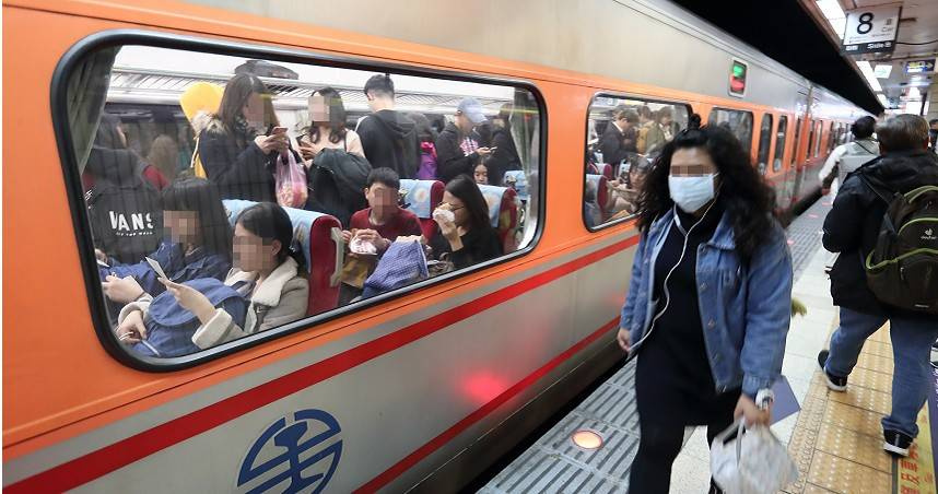 山佳站電車線故障，造成樹林至鶯歌間雙線中斷，部分車站月台人潮壅塞，旅客等待時間明顯拉長。（示意圖／報系資料照）