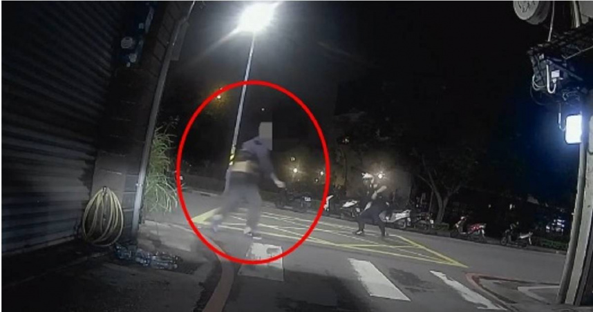 新北市一名劉姓男子日前持刀搶計程車，還對警揮刀，遭警方壓制逮捕。（圖／翻攝畫面）