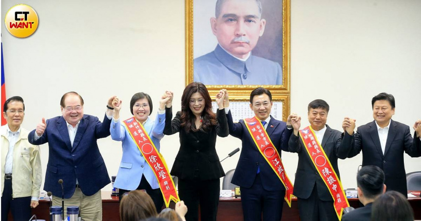 國民黨2026年底提名的選將中，新竹縣徐欣瑩（左3）、台中市江啟臣（右3）都是現任區域立委，一旦選上百里侯，空缺的席次將面臨補選，如何保住席次，考驗國民黨主席鄭麗文（左4）的智慧。（圖／周志龍攝）