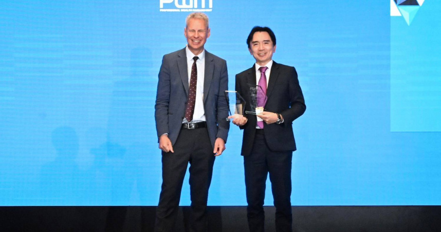 中國信託銀行拿下PWM「Wealth Tech Awards 2026」雙料殊榮，由中國信託銀行境外私人銀行事業處處長陳怡達（右）代表受獎。（圖／主辦單位提供）
