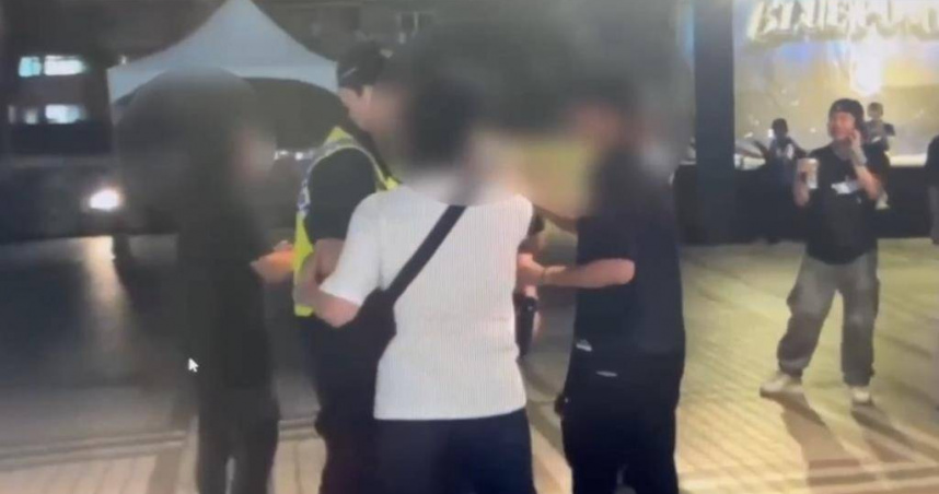 中華職棒新莊場17日晚間發生球迷與工作人員口角事件，警方到場協調後平和落幕。（圖／翻攝畫面）