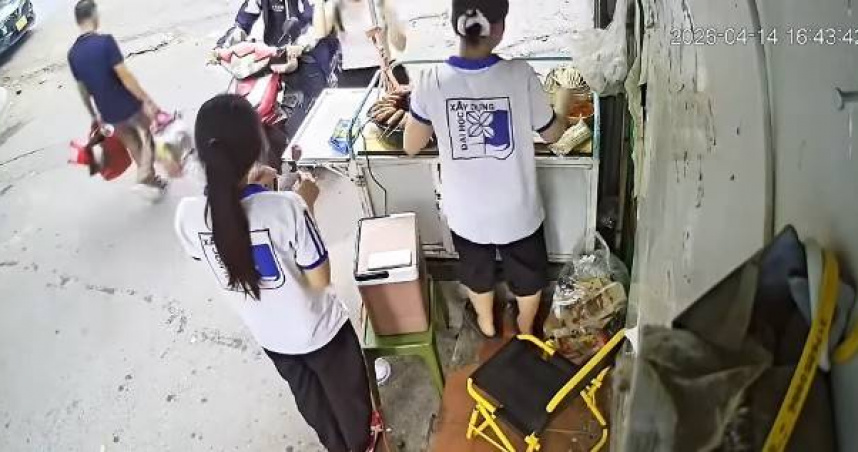 面對突如其來的忙碌，兩名女學生不僅沒有手足無措，反而迅速進入狀況。（圖／翻攝自Soha）