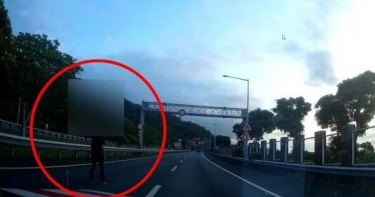 婦人誤闖國道內側車道「慢步如散步」駕駛驚險閃避畫面曝光。（圖／翻攝畫面）