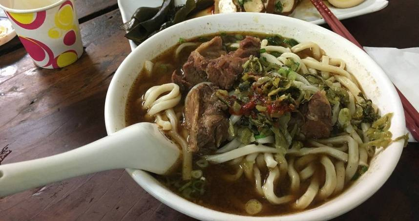 上班族午餐經常外食，小心一不注意讓腎臟「過勞」。（示意圖／報系資料照）
