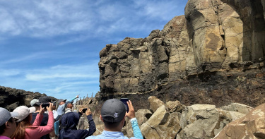 兼顧鯨魚洞及火山口湖遺跡步道遊憩需求與安全,澎管處縮減預警封閉範圍。(圖/澎管處提供)