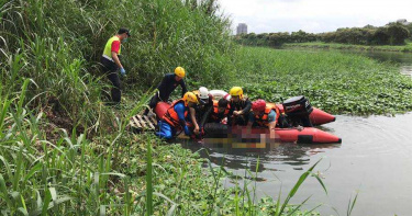 宜蘭慶和橋河面浮屍 警打撈上岸身分確認中
