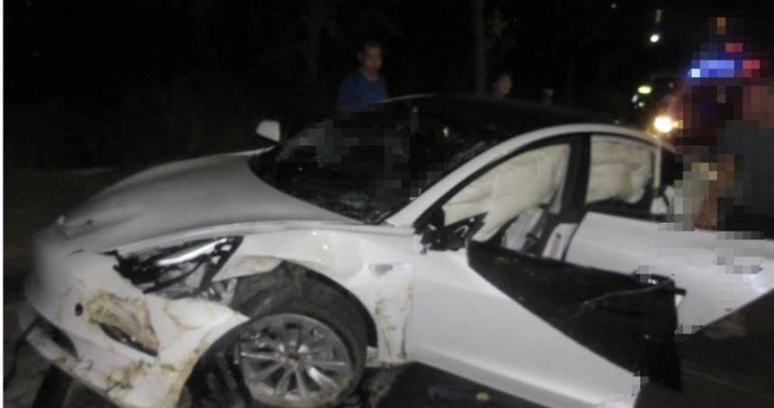 台中男深夜酒駕特斯拉猛撞分隔島！車頭全毀衝上人行道　酒測超標遭送辦