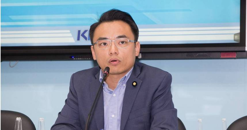 洪孟楷表示，國民黨團已提出普發2萬元相關版本，希望新會期列入優先民生法案討論。（圖／黃威彬攝）
