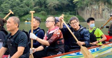 72歲梁修身突破自我學划龍舟 嚮往街頭藝人勤練薩克斯風