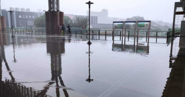 雷雨炸開!北北基等17縣市豪大雨特報 台中車站淹水了
