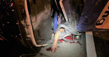 貨櫃車高速衝撞扭曲變形 車頭壓人頭竟奇蹟生還