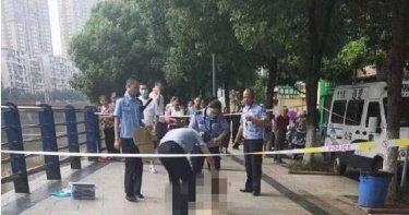 清垃圾撈到男嬰屍體!殘忍「腰背綁紅磚」肚臍未剪 他近看嚇傻