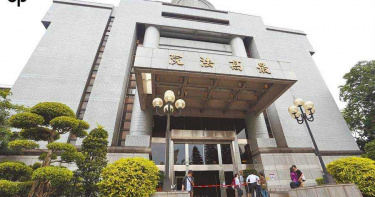 大膽副連長!凌晨夜襲熟睡女同袍 撲上床強吻還喇舌