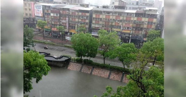 輕颱襲台新北市降暴雨 新莊中港大排變大河