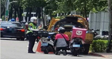 這是哪一招啊! 熊貓外送員為600罰單對女警下跪