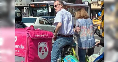 有眼尖網友發現，美國在台協會（AIT）處長酈英傑15日疑似現蹤台南。（圖／摘自爆料公社）