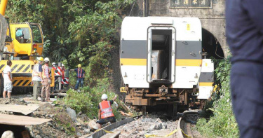 台鐵發出「工程車落軌」警報!司機員來不及煞 撞擊前10秒內幕曝