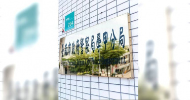 驚悚！精障男持雙刀衝進派出所欲砍員警 遭開數槍中彈送醫。（圖／翻攝自學甲分局臉書）