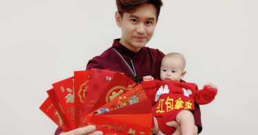 吳俊宏帶兒子向大家拜年。（圖／豪記唱片提供）