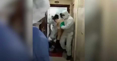 無視居家隔離!遊湖北返家還趴趴走 全家遭「強行抬走」