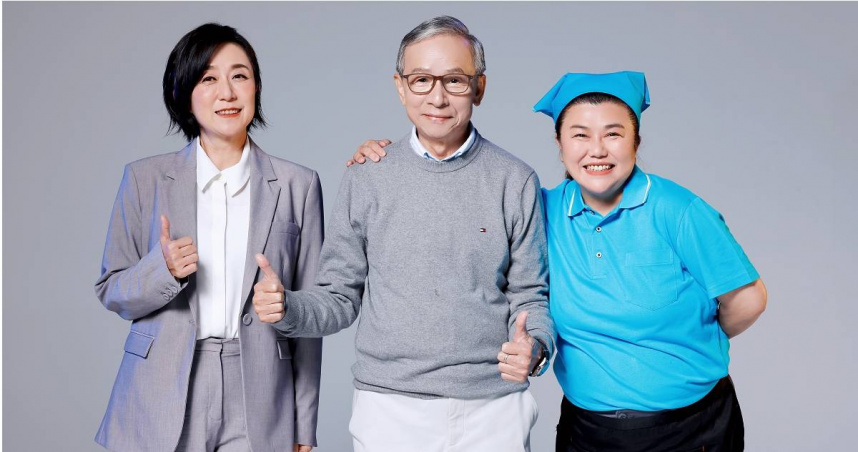 編導吳念真（中）塵封16年、最暗黑的人間系列《人間條件四》，由黃韻玲（左）、林美秀（右）雙姝再度上演虐心姊妹情誼。（圖／綠光劇團，黃煌智攝影）