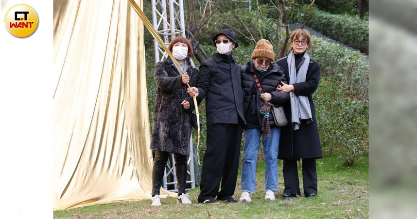 李玟50歲冥誕，李媽媽、大姐及二姐都出席紀念雕像揭幕儀式。（圖／林士傑攝）