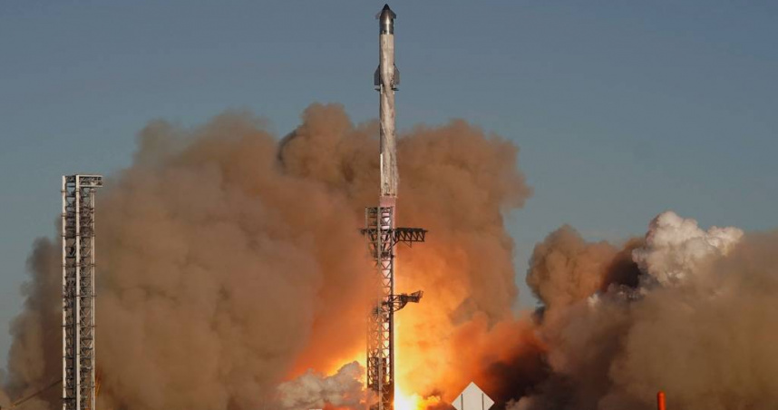 太空探索科技公司(SpaceX)16日在德州試飛星艦(Starship)火箭失敗,發射數分鐘後在空中爆炸解體,墨西哥灣多架航班被迫改道,以免被太空船的碎片擊中。(圖/美聯社)