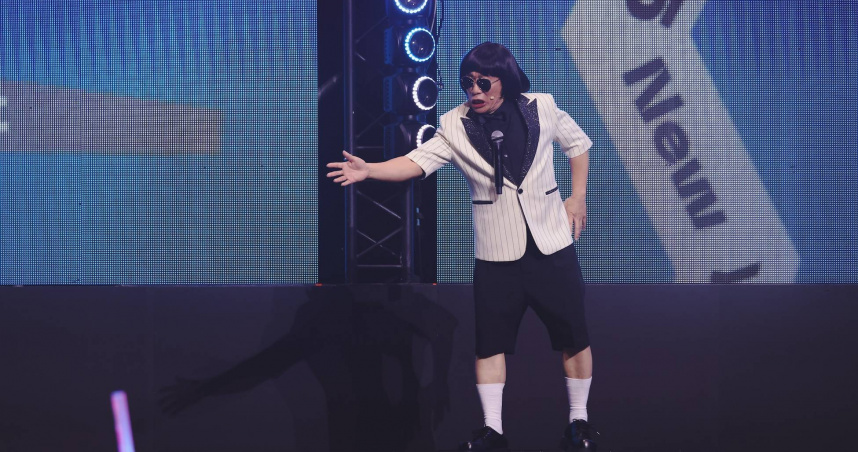 郭子乾模仿豬哥亮登上《2025 WE ARE 我們的除夕夜》舞台。（圖／文總提供）