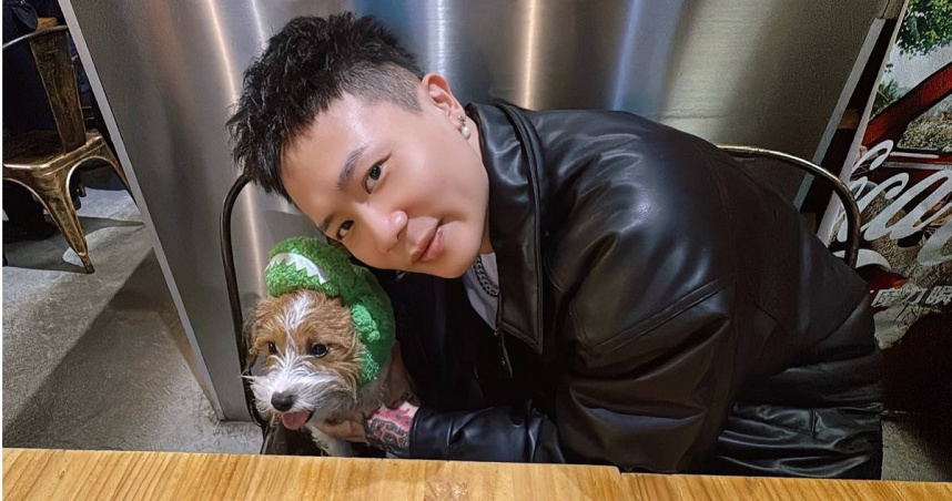 蕭秉治化身一日寵物保母，挑戰照顧狗狗。（圖／相信音樂提供）