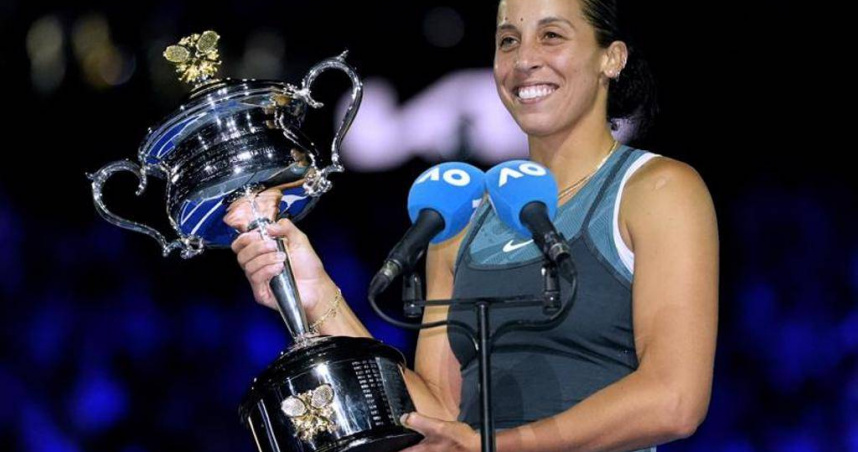 基絲開心舉起澳網女單冠軍獎盃。（圖／美聯社）