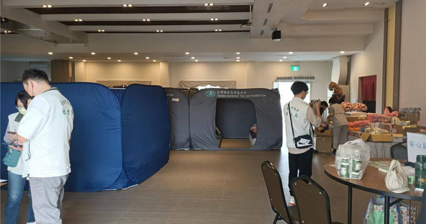 地震造成台南山區楠西、玉井災情嚴重，房屋被鑑定為紅、黃單住戶只能暫時安置在收容所。(圖／中國時報曹婷婷攝)