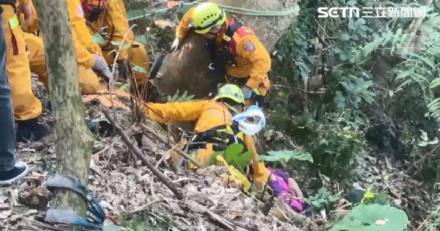台中市太平區咬人坑29日發生墜谷事故，男登山疑似誤踩油門跌進山谷中。（圖／翻攝自三立新聞網）