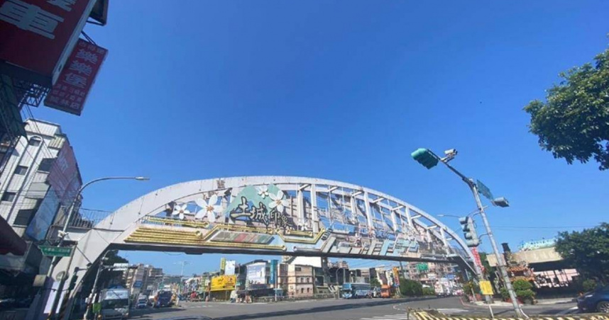 土城中華陸橋拆除後，周邊人行道環境將豁然開朗，呈現嶄新的市容面貌。圖為拆除前照片。（圖／新北市工務局）