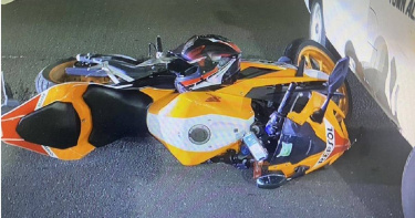 高雄左營區自由二路於14日晚間10時許發生一件重型機車和小客車的車禍，圖為倒地的重型機車。（翻攝照片／林瑞益高雄傳真）