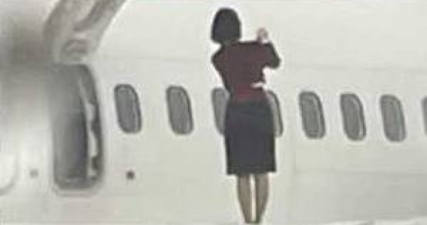 12日南韓易斯達航空（Eastar Jet）703航班因清洲機場大雪延誤起飛，卻有空服員趁機跑到機翼上自拍。（圖／翻攝自X）