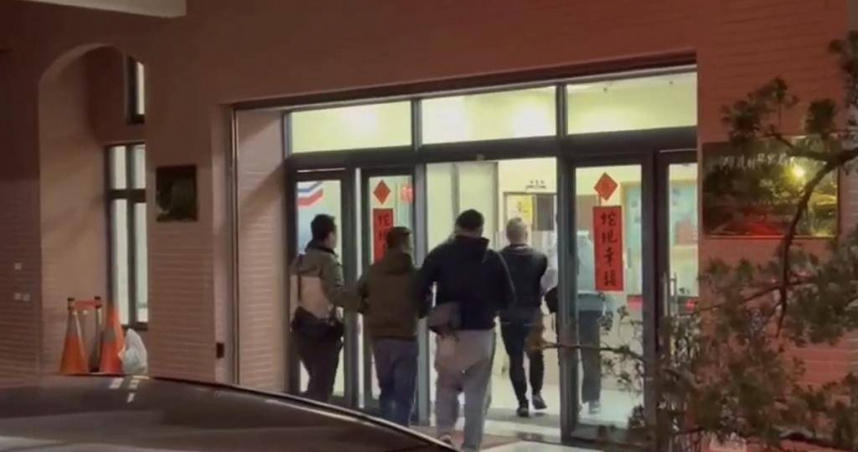 台中市42歲蔡姓男子23日清晨5時多，疑因工作不順，竟憤而持槍從太平租屋處對外連開11槍，還由林姓友人開車載到外縣市「散心」，晚間6時多被警方查緝到案，檢方24日認2人涉持槍於公共場所開槍射擊、殺人未遂、藏匿人犯等罪嫌向台中地院聲押禁見。