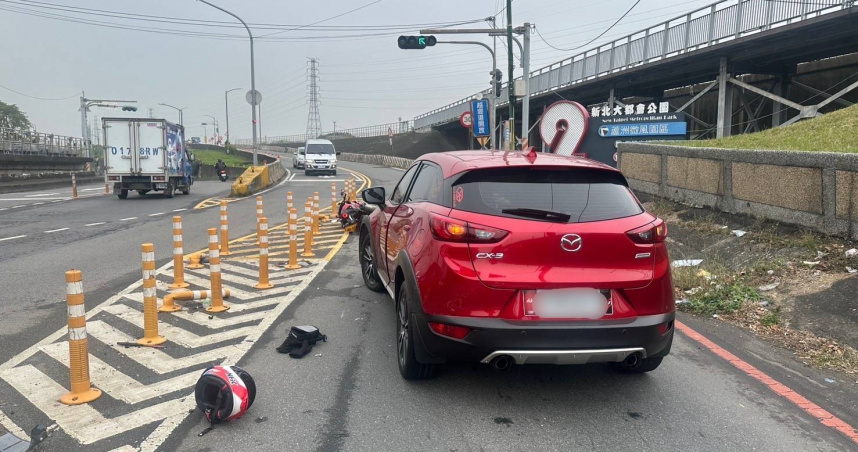 蘆洲區環堤大道（往蘆洲方向）與二號越堤道路口再傳車禍，重機騎士遭撞飛送醫治療，紅綠燈設置合理性再次受到外界質疑。（圖／翻攝畫面）