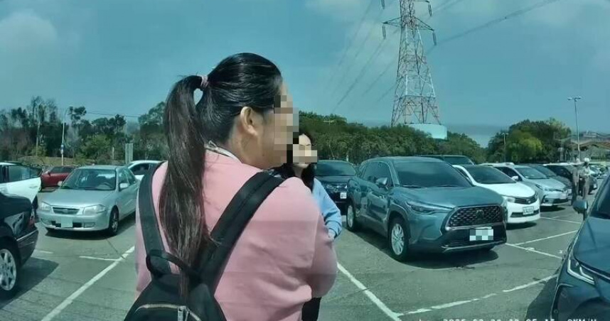 女子人肉站位拍打車輛引公憤，網友怒喊應重罰。（ 圖／翻攝自臉書社團「爆料公社官方專屬」）