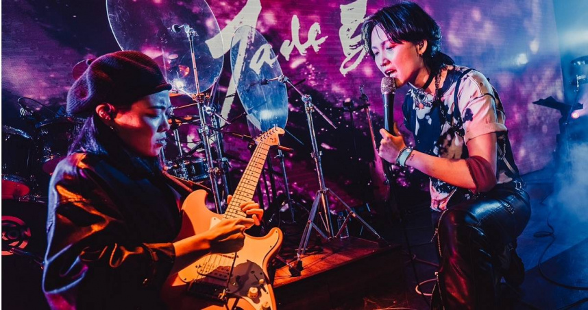 電子迷幻樂團孔雀眼（JADE EYES）由主唱兼貝斯手令晴（右）、吉他手依璇組成，數次獲得金音獎等音樂獎項的入圍肯定。（圖／我在娛樂、孔雀眼提供）