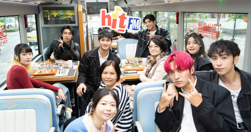 FEniX跟幸運歌迷一起搭乘臺北市雙層餐車。（圖／Hit Fm聯播網提供）